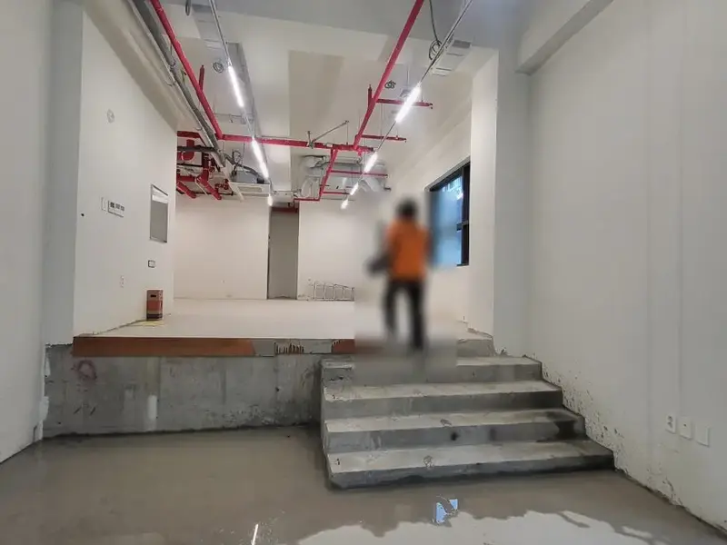 신축 건물 내부 바닥에 물이 고인 누수 점검 현장