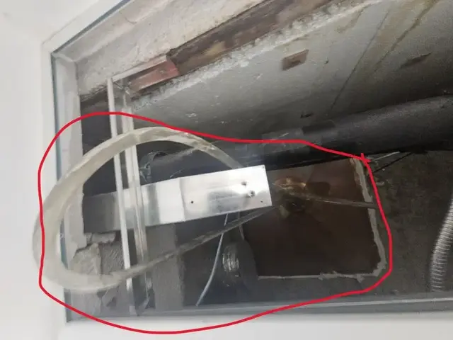 천장 내부에서 확인한 연결되지 않은 드레인 호스